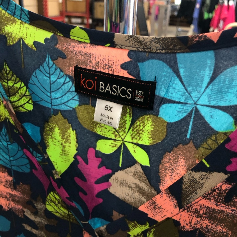 NWT Koi Basics multi color leaf pattern v neck short sleeve scrub top - Picture 9 of 10